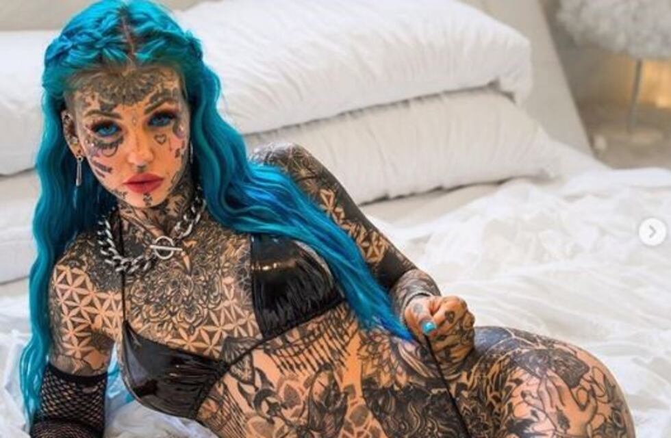 La influencer que se tatuó los ojos relató cómo fue la operación que la dejó ciega