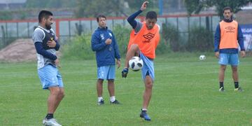 Cristian Villagra se resintió de un esguince en la rodilla y no estará en Paraguay\u002E