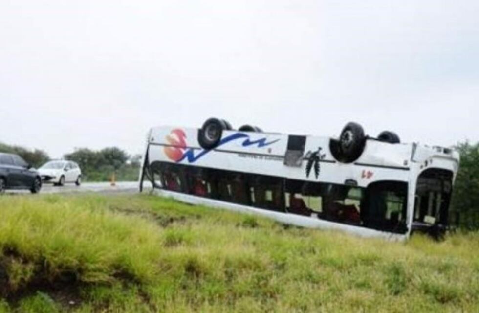 Espectacular vuelco de un colectivo cerca del ingreso a Nueva Coneta