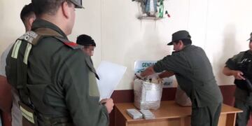 El Escuadrón Rosario-Victoria intervino para examinar los bultos y realizar los test de rigor\u002E (@minseg)