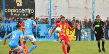 Un momento del partido\u002E El árbitro Mastrángelo acusado por los chaqueños\u002E