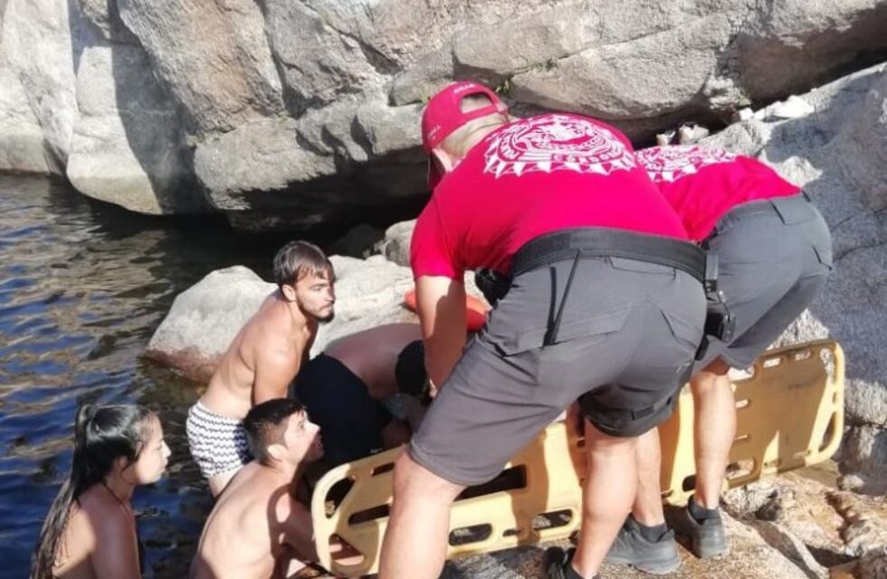 Un menor casi muere ahogado quedando atrapado bajo el agua