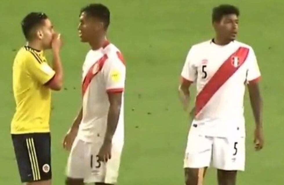 Insólito: Bronca en Chile por los polémicos diálogos entre futbolistas de Perú y Colombia