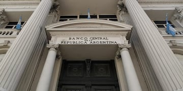 The facade of Argentina's Central Bank is pictured, in downtown Buenos Aires, Argentina September 16, 2020\u002E REUTERS/Agustin Marcarian banco central frente