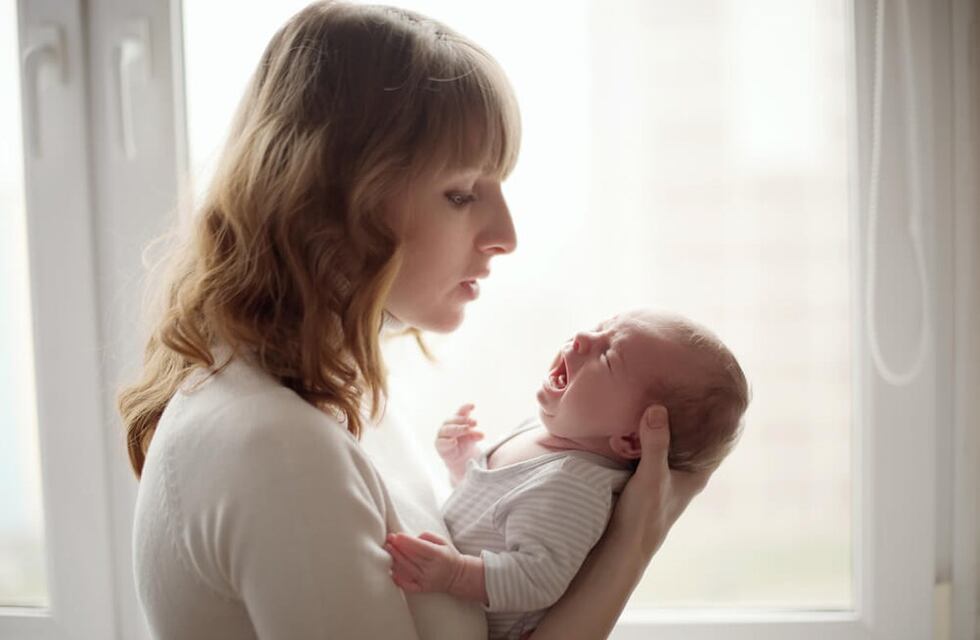 Entre la angustia de los padres y la falta de empatía de los pasajeros: cómo actuar cuando un bebé llora en el avión