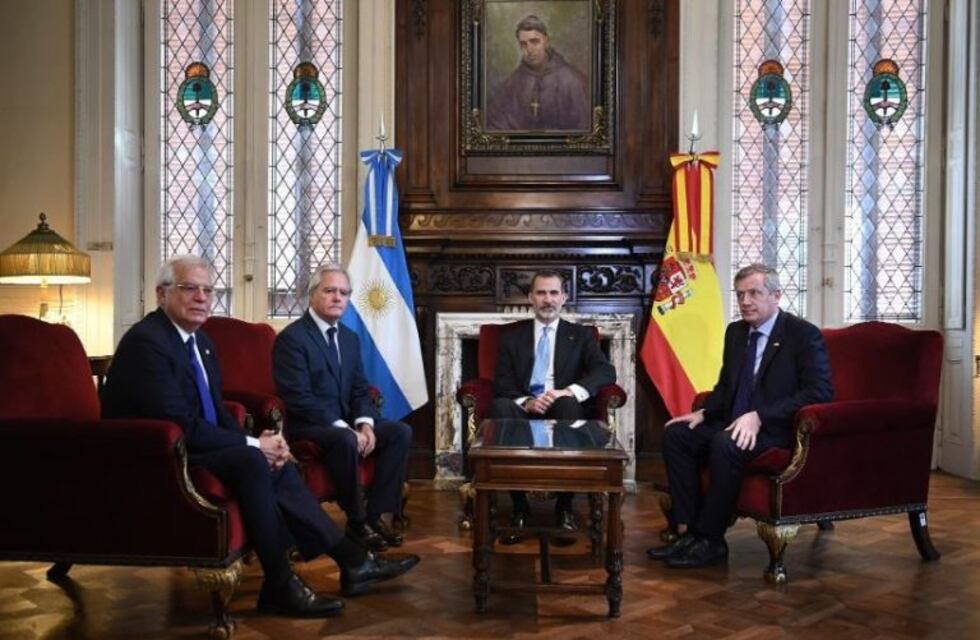 En el Congreso, el rey español deseó "buenos resultados" electorales y la oposición pidió "que sea para todos"