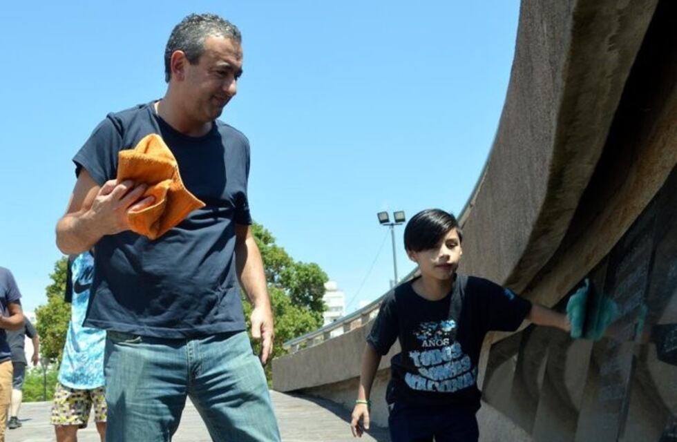 Nacho limpió el Monumento a los Caídos en Malvinas con el intendente Javkin