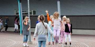 Niños jugando durante el recreo en la escuela finlandesa Turku Turku - Waeinoe Aaltosen koulu (Fishman/ullstein bild, Getty Images)