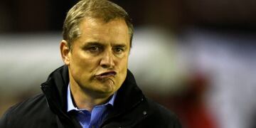 Argentina's San Lorenzo coach Diego Aguirre gestures during the 2017 Copa Libertadores quarterfinal second leg match against Argentina's Lanus at Lanus stadium in Lanus, Buenos Aires, Argentina, on September 21, 2017\u002E / AFP PHOTO / EITAN ABRAMOVICH
