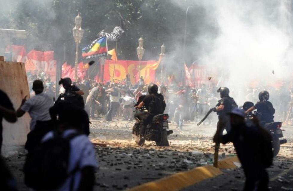 Seguirá preso el policía que arrolló con su moto a un cartonero