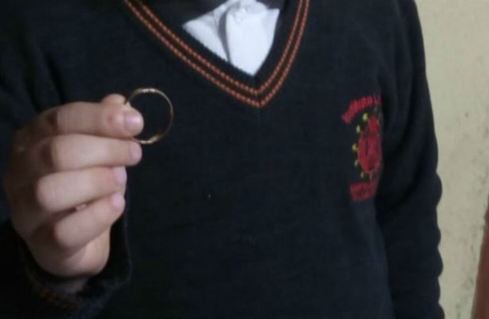 Una familia encontró un anillo en una estación de servicio y quiere devolverlo