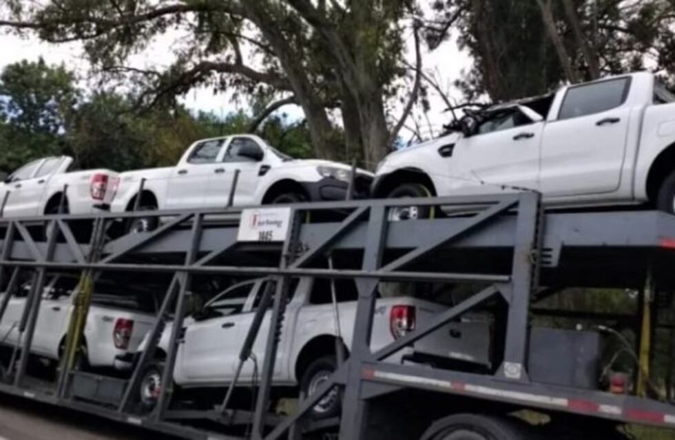 La Plata: le "erró al cálculo" y chocó contra un puente las pick ups que transportaba