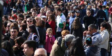 El desfile por el aniversario de General Alvear siempre atrae a una multitud. Archivo.