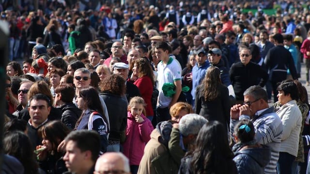 El desfile por el aniversario de General Alvear siempre atrae a una multitud. Archivo.