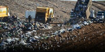A pedido de vecinos, concejales recorren futuro enterramiento de la basura