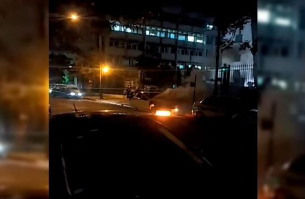 Vídeo: se incendió un auto en pleno centro platense