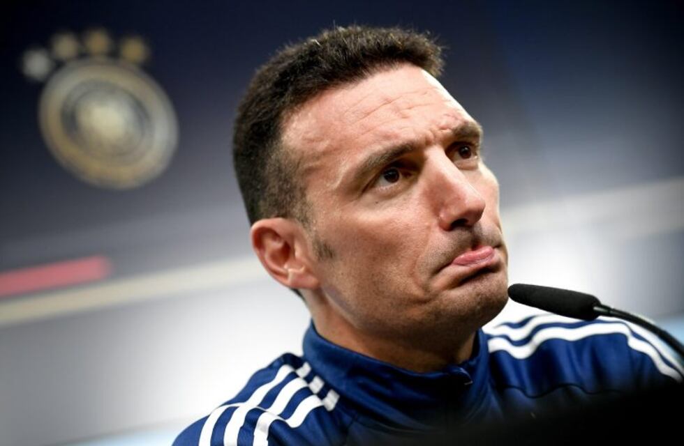 Lionel Scaloni se tropezó al patear una pelota en el entrenamiento de la Selección