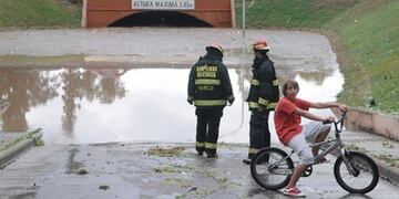 El jefe de la Policu00eda de Mendoza y director interino de Defensa Civil, Roberto Munives, indicu00f3 que los sectores mu00e1s afectados fueron Tunuyu00e1n, Las Heras, Godoy Cruz, Maipu00fa, Guaymallu00e9n y San Carlos.