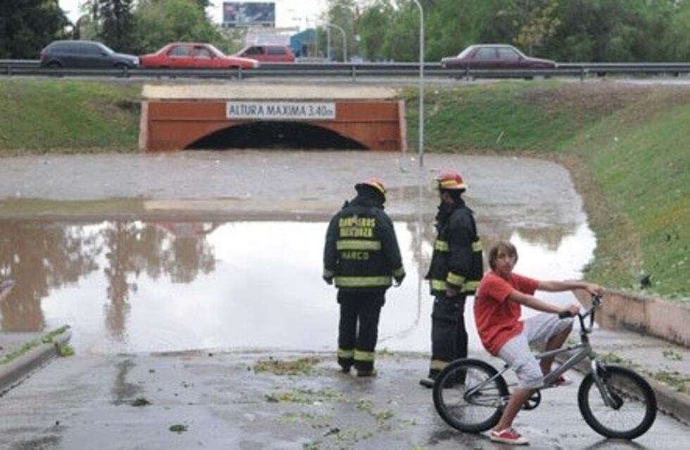 En un día llovió el 25% anual y otra vez colapsó Mendoza