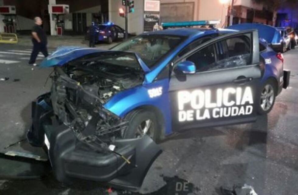 Dos policias heridos al chocar un patrullero y un colectivo en Flores