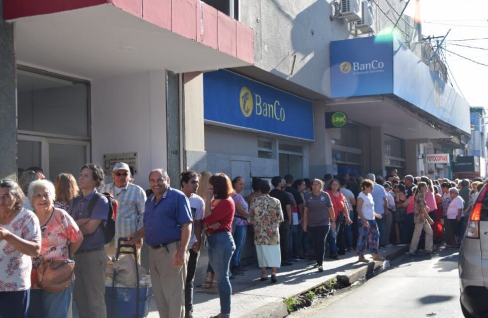 Bancos desbordados en el último viernes del año