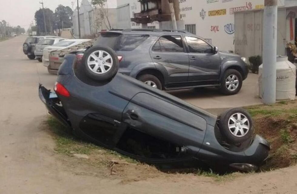 Impresionante vuelco en un zanjón al costado de la Ruta A012