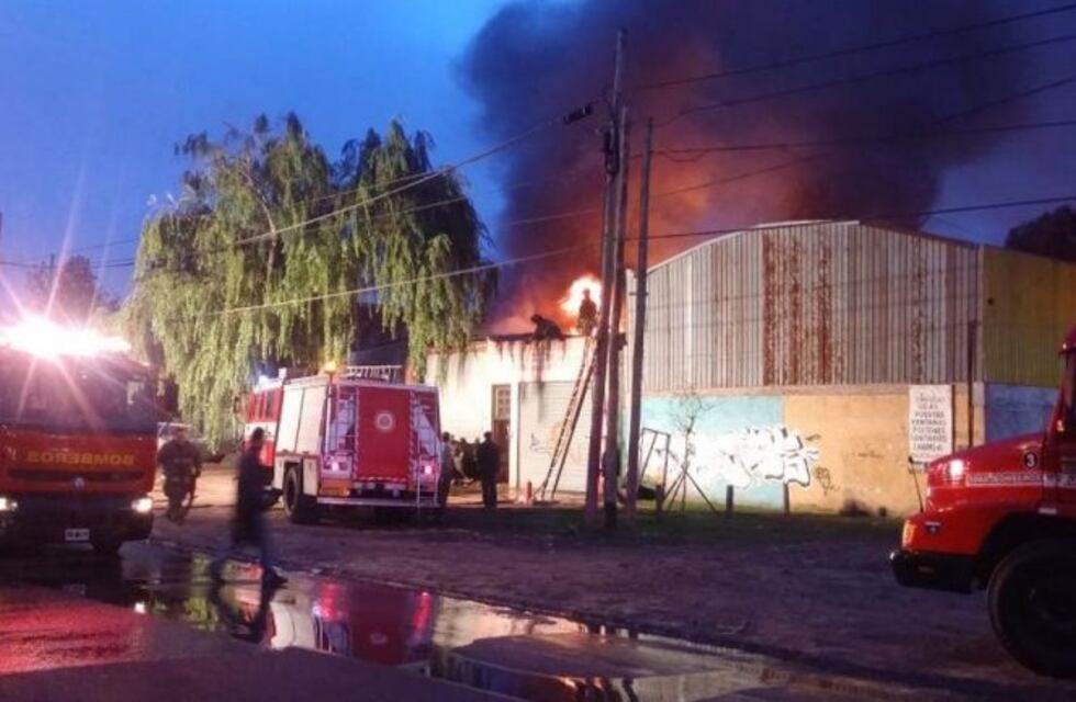 Once dotaciones de bomberos de Quilmes trabajan esta mañana para extinguir un incendio en una maderera