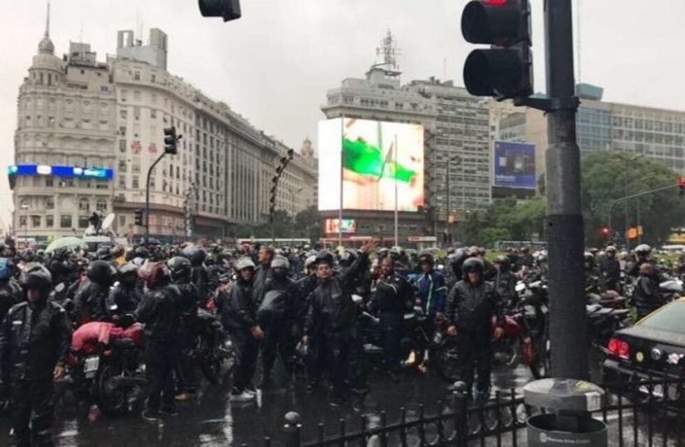 Cientos de motoqueros protestaron en la zona del Obelisco