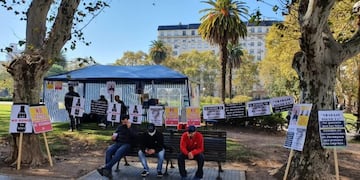 La carpa fue instalada por la Asociación de Empelados de Comercio de Rosario en la plaza San Martín para protestar contra la precarización de las apps de cadetería\u002E (@gayosofede)