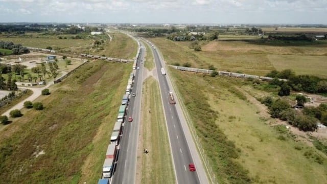 Enormes filas de camiones esperan poder descargar el cereal en puertos del Gran Rosario