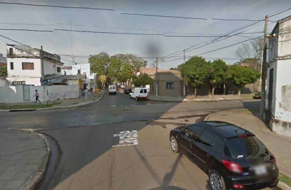 Automovilista divisó un robo y atropelló a los delincuentes