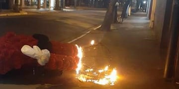Vandalizaron un Papa Noel en Eldorado.
