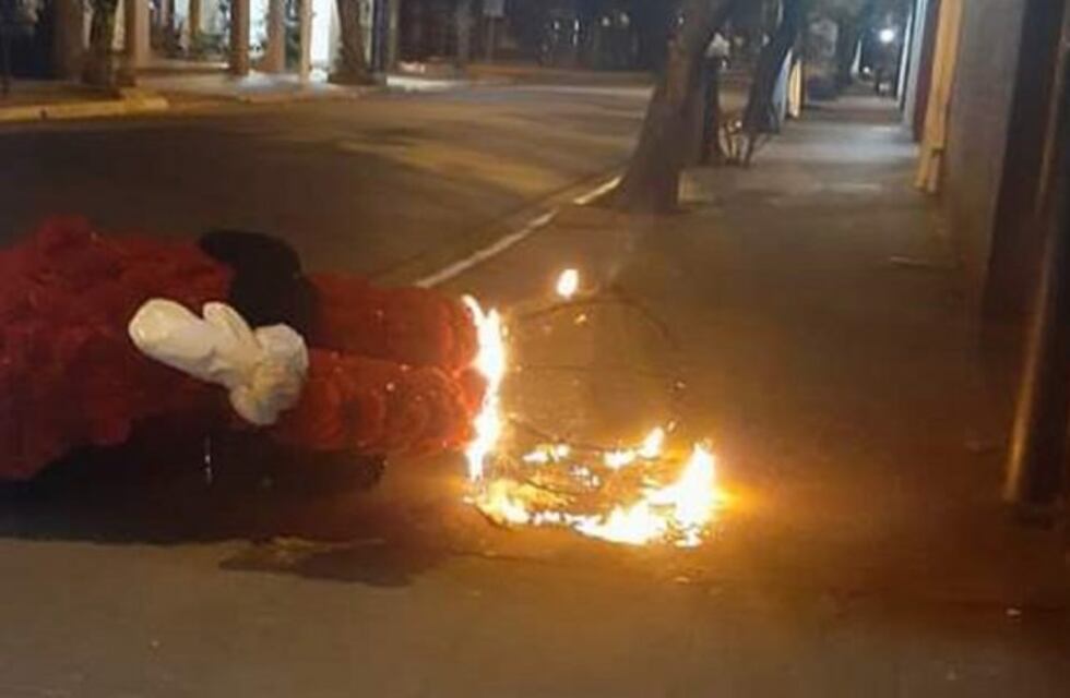 Vandalizaron a un Papa Noel en Eldorado