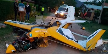 Una avioneta cayó a tierra en Villa General Belgrano. Gentileza El Doce TV.