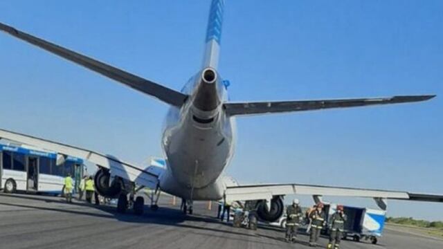 Un vuelo de Aerolíneas Argentinas que salió desde Iguazú sufrió un reventón de neumáticos y fue desviado a Ezeiza