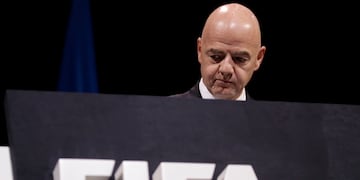 ARCHIVO - El presidente de la FIFA Gianni Infantino sube al estrado antes del 69no Congreso del organismo en París, el 5 de junio de 2019 (AP Foto/Alessandra Tarantino, archivo)