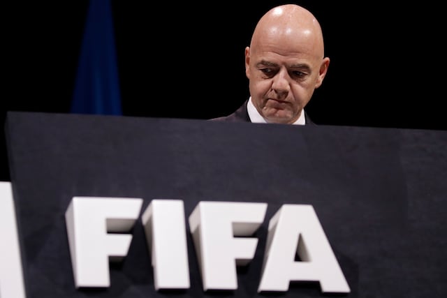 ARCHIVO - El presidente de la FIFA Gianni Infantino sube al estrado antes del 69no Congreso del organismo en París, el 5 de junio de 2019 (AP Foto/Alessandra Tarantino, archivo)