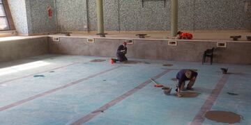 En el Polo Deportivo Héroes de Malvinas en Andorra se realizan los trabajos para la apertura de los natatorios en el mes de febrero.