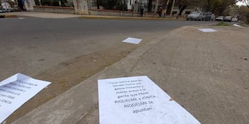 Los delincuentes arrojaron hojas impresas con acusaciones a Jonita y Fran Riquelme.