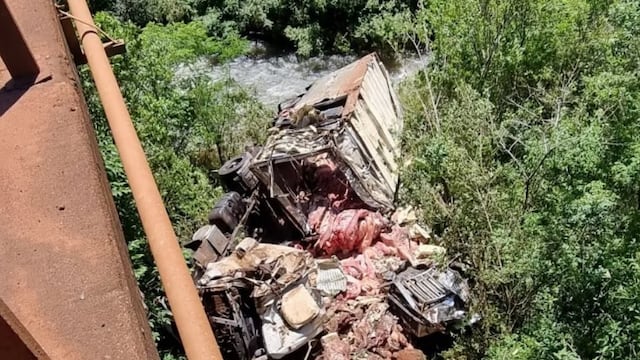 Campo Viera: un camión de frigorífico cayó al vació y perdió su carga.