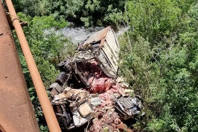 Despiste de un frigorífico en Campo Viera: vecinos se llevaron la carne que transportaba el camión.