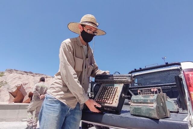 Varias de las donaciones consistieron en mimeógrafos, máquinas de contar antiguas.