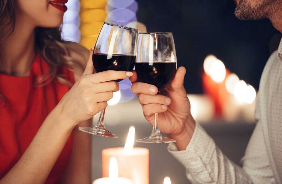 Cena romántica fallida: ella se negó a tener sexo con él, y él la obligó a pagar su parte de los gastos