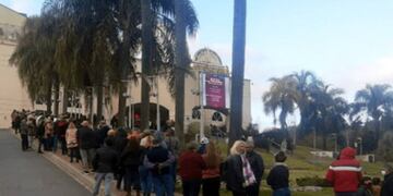 Gran cantidad de personas sin distanciamiento frente al Casino de Victoria.