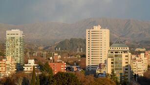 Se anunció para esta jornada viento Zonda y aumento de temperatura.
Foto: Orlando Pelichotti  / Los Andes