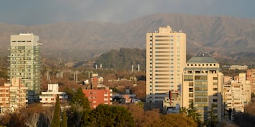 Se anunció para esta jornada viento Zonda y aumento de temperatura.
Foto: Orlando Pelichotti  / Los Andes