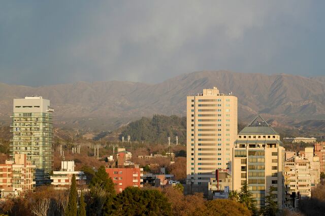 Se anunció para esta jornada viento Zonda y aumento de temperatura.
Foto: Orlando Pelichotti  / Los Andes