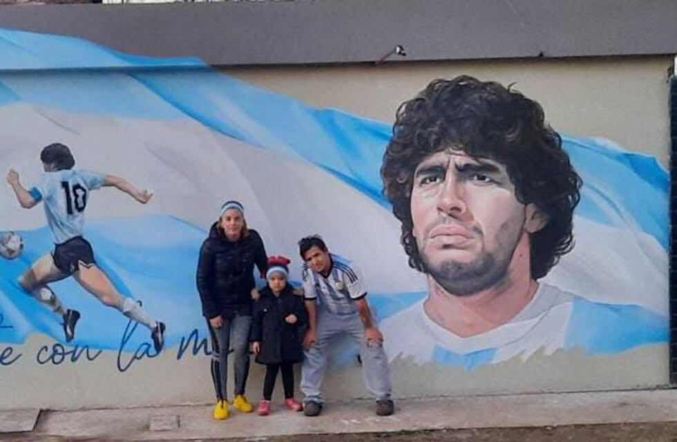 Pintaron otro mural en homenaje a Diego Maradona en la localidad de Tránsito