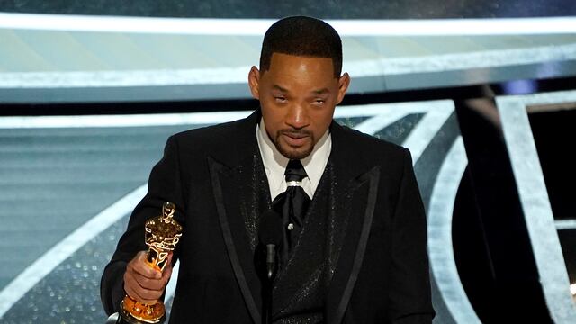 Emocionado, Will Smith recibe el premio a mejor actor en los Oscar 2022. (AP)