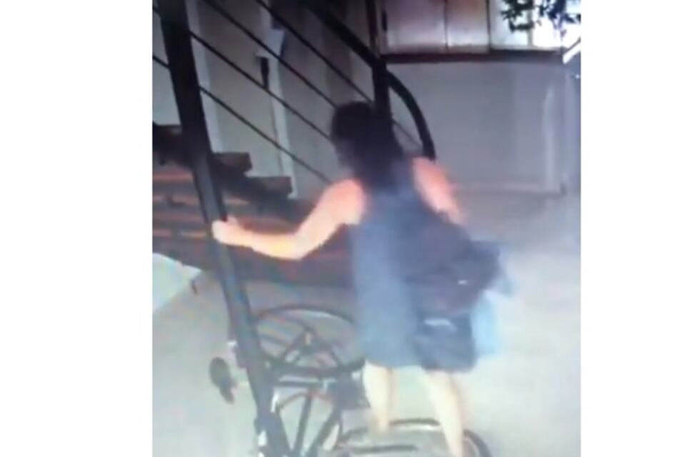 Vecina conflictiva fue filmada destrozando bicicletas de un edificio